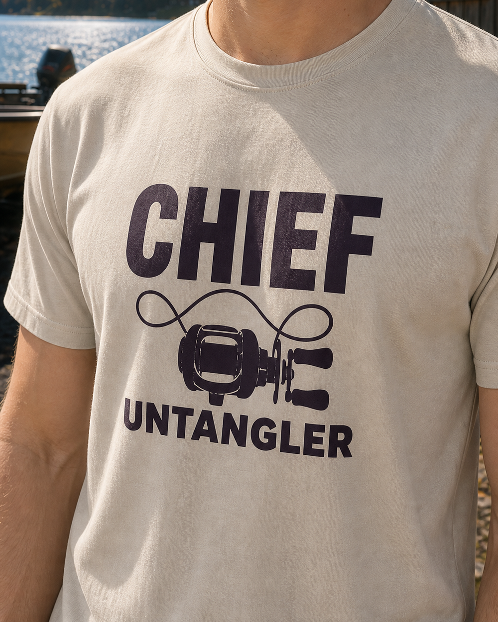 Chief Untangler Bold tee — sand, worn, side